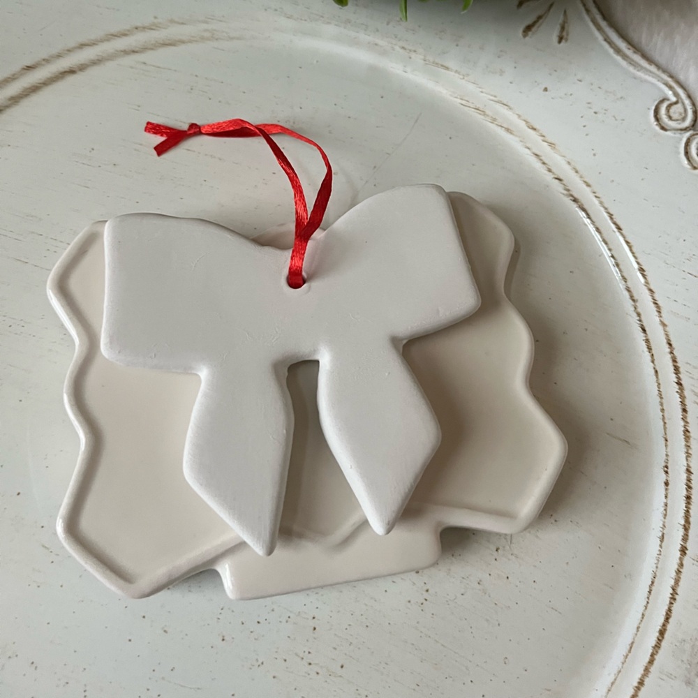 Plain White clay bow shaped ornament - Picture 1 of 2